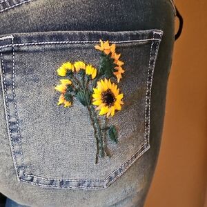 Outfit Pairing Blue Ankle Jeans with Sunflower Pocket Embroidery
